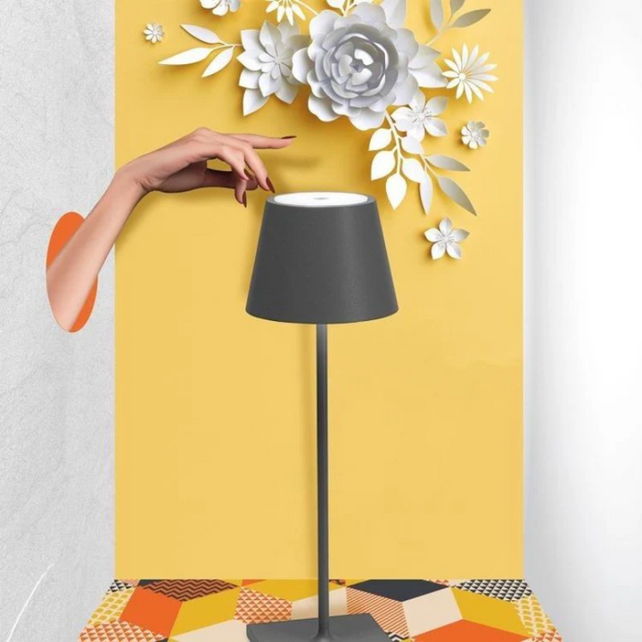 Berøringsfølsom LED-bordlampe, trådløs, stilrent design, moderne flair, fås i forskellige farver.