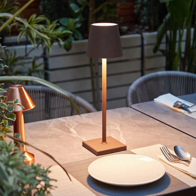 Berøringsfølsom LED-bordlampe, trådløs, stilrent design, moderne flair, fås i forskellige farver.