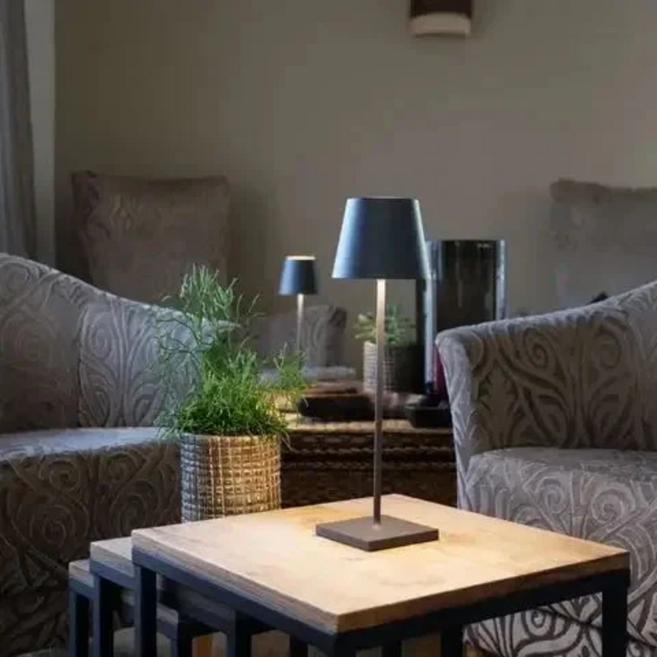 Berøringsfølsom LED-bordlampe, trådløs, stilrent design, moderne flair, fås i forskellige farver.