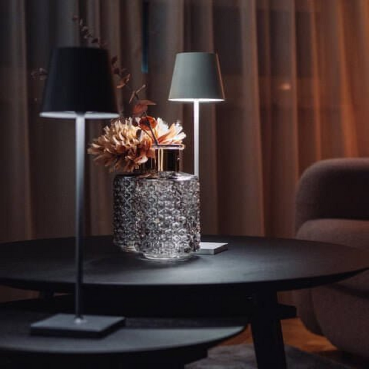 Berøringsfølsom LED-bordlampe, trådløs, stilrent design, moderne flair, fås i forskellige farver.