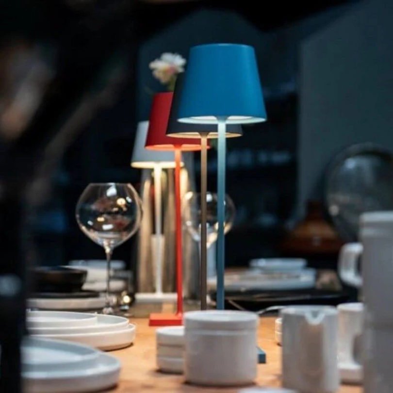 Berøringsfølsom LED-bordlampe, trådløs, stilrent design, moderne flair, fås i forskellige farver.