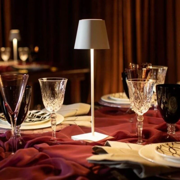 Berøringsfølsom LED-bordlampe, trådløs, stilrent design, moderne flair, fås i forskellige farver.