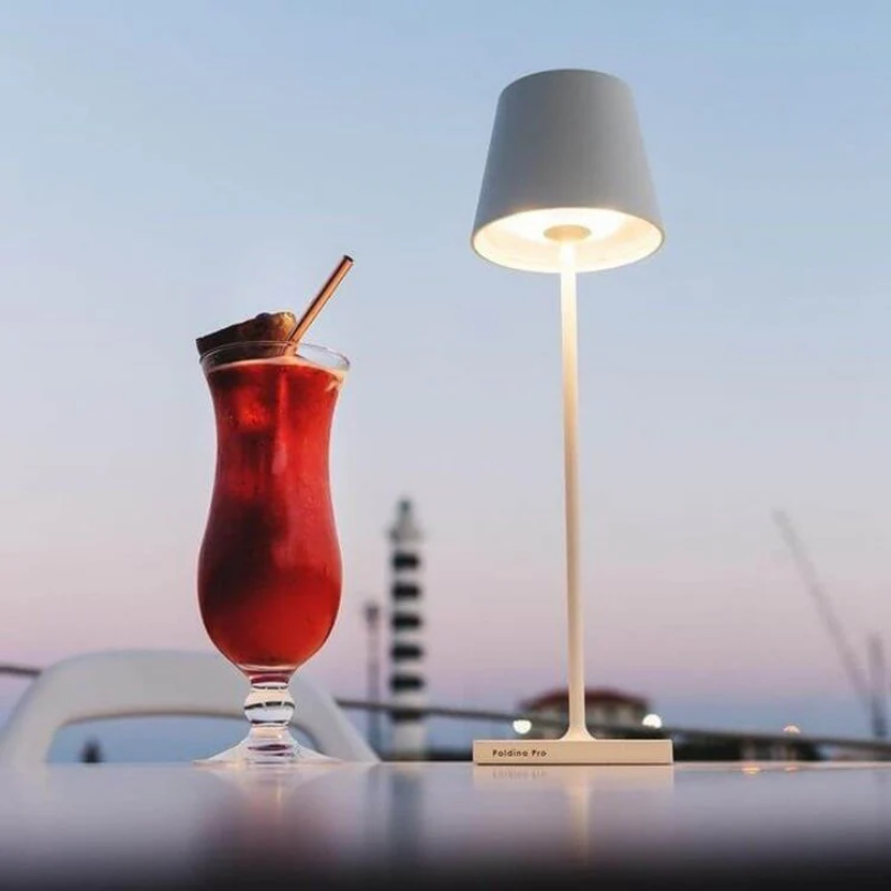 Berøringsfølsom LED-bordlampe, trådløs, stilrent design, moderne flair, fås i forskellige farver.