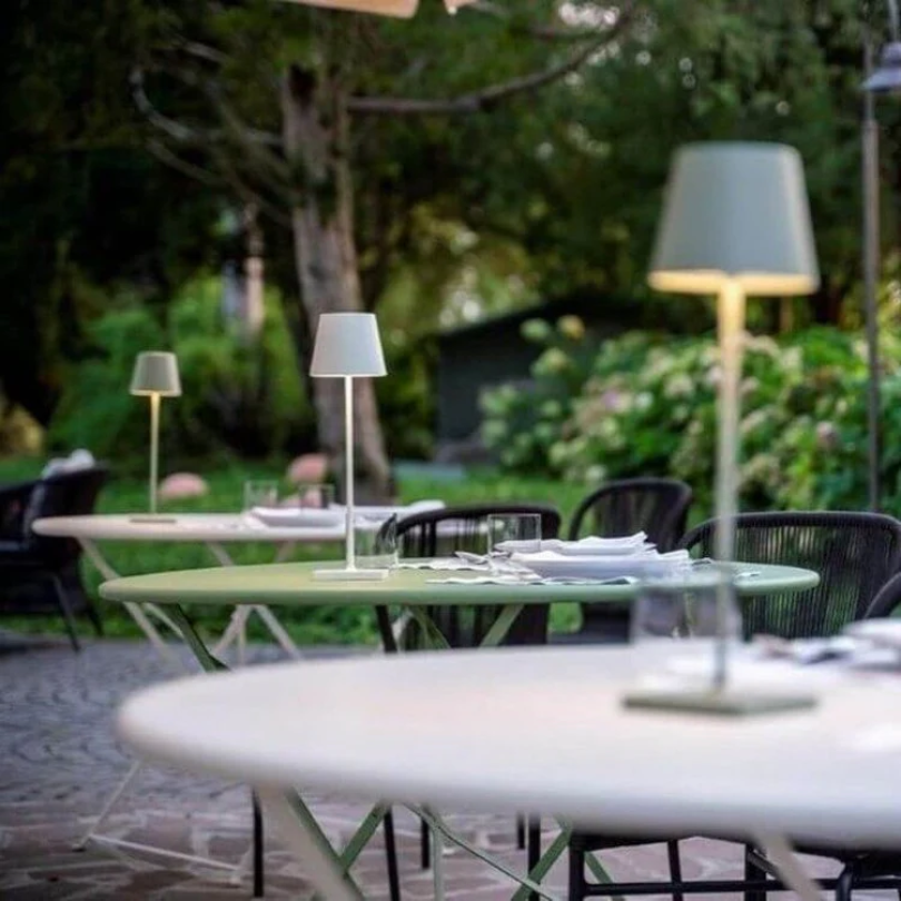 Berøringsfølsom LED-bordlampe, trådløs, stilrent design, moderne flair, fås i forskellige farver.