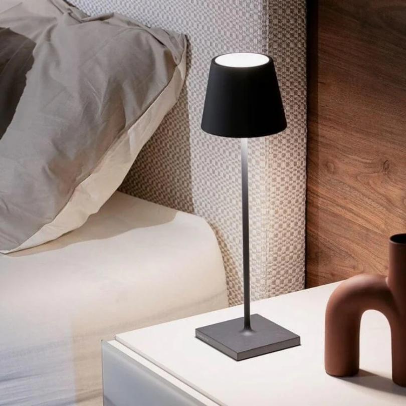 Berøringsfølsom LED-bordlampe, trådløs, stilrent design, moderne flair, fås i forskellige farver.