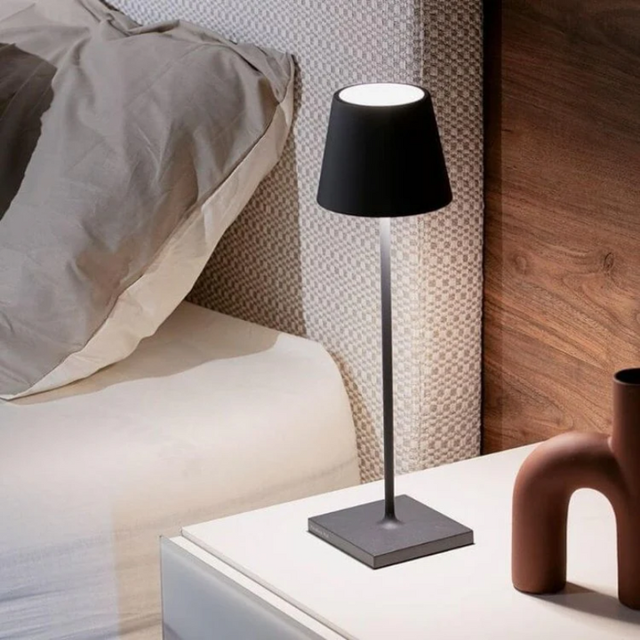 Berøringsfølsom LED-bordlampe, trådløs, stilrent design, moderne flair, fås i forskellige farver.