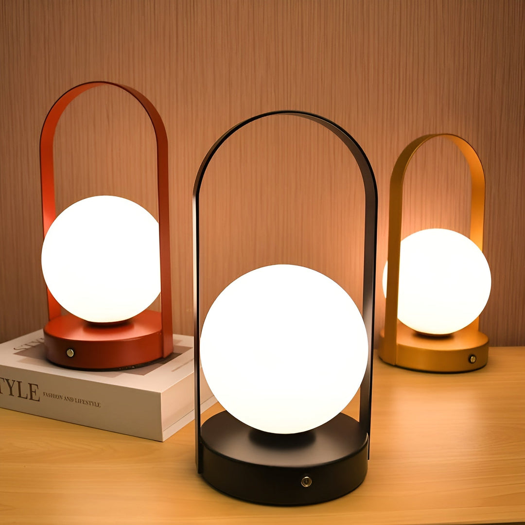 Trådløs bordlampe med dæmpbar belysning. Genopladelig lampe til fleksibel og moderne indretning i hjemmet.