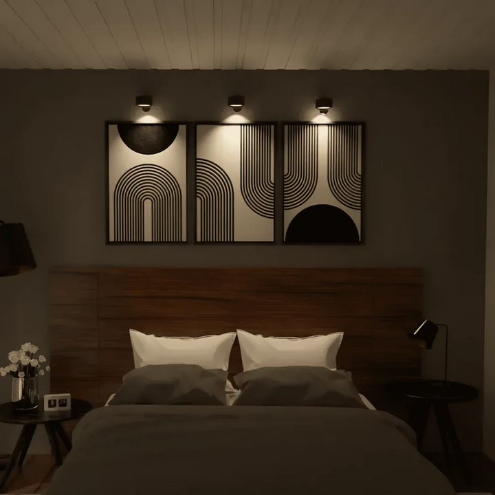 Slank aluminium LED væglampe, trådløs og genopladelig, med justerbar belysning for stilfuld indretning.