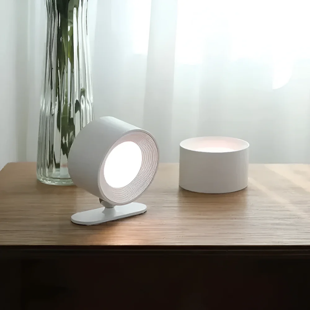 Moderne trådløs LED væglampe i aluminium, med justerbar lysretning og genopladelig funktion.