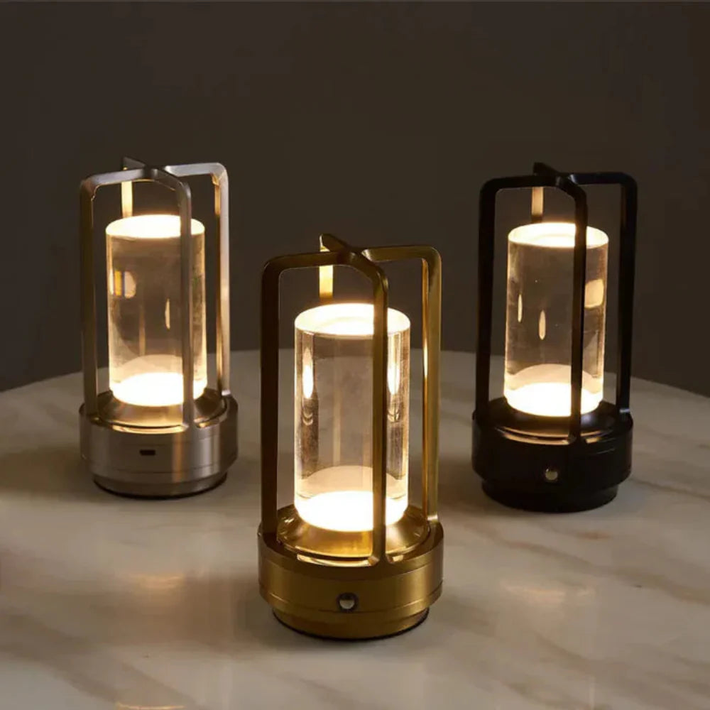 Trådløs LED bordlampe med justerbart lys; perfekt til hyggebelysning og moderne indretning.
