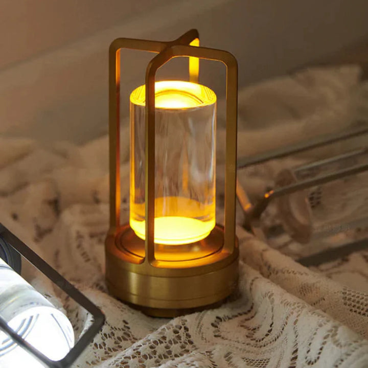 Bordlampe med LED, justerbar og trådløs, skaber hyggelig atmosfære og er let at placere.