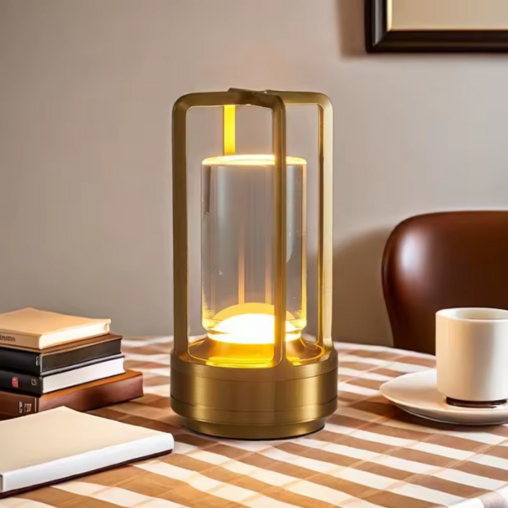 Stilren LED bordlampe med dæmpbart lys. Perfekt til moderne indretning og trådløs brug.