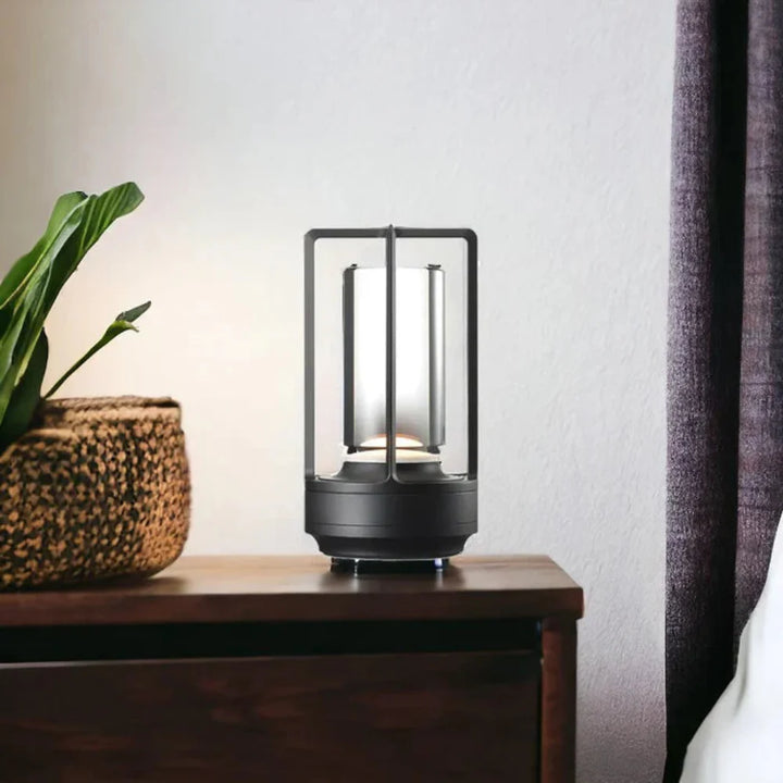 Trådløs genopladelig LED bordlampe til moderne hjem. Justerbart lys for optimal hygge.
