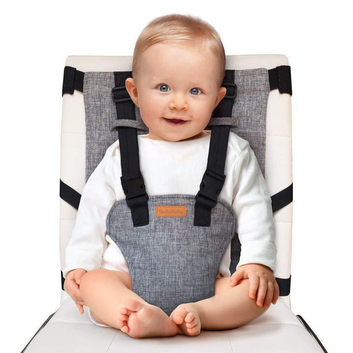 Bærbar babysele i grå, nem at montere, for sikkerhed og komfort på rejser og på farten, pladsbesparende.