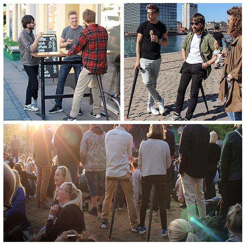 Transportabel sort mini klapstol til udendørs brug, let og kompakt, en person sætter den glad op udendørs.