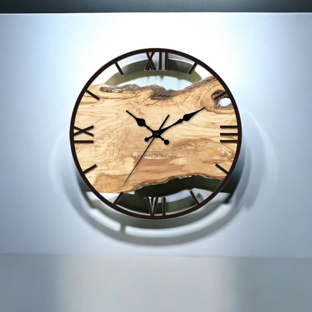Transparent vægur i moderne design, minimalistiske linjer og gennemsigtig akrylskive, ideelt til stilfulde rum.