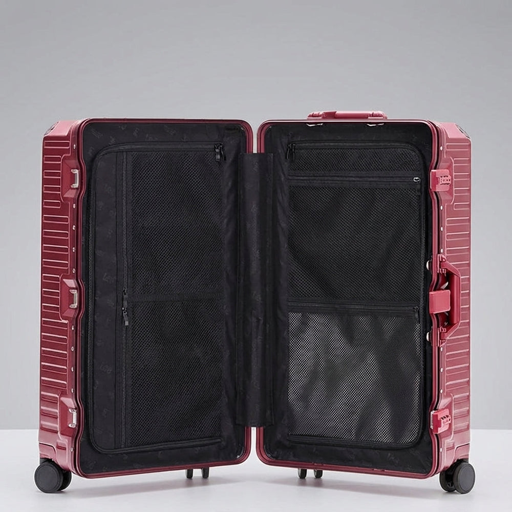 Elegant rød Travelion aluminiumsrejsekuffert med holdbare drejehjul og sikker TSA-lås til din næste ferie.