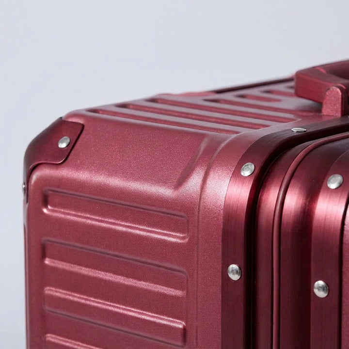 Sikker og holdbar Travelion rejsekuffert i forstærket aluminium med TSA-lås og letvægtsdesign.