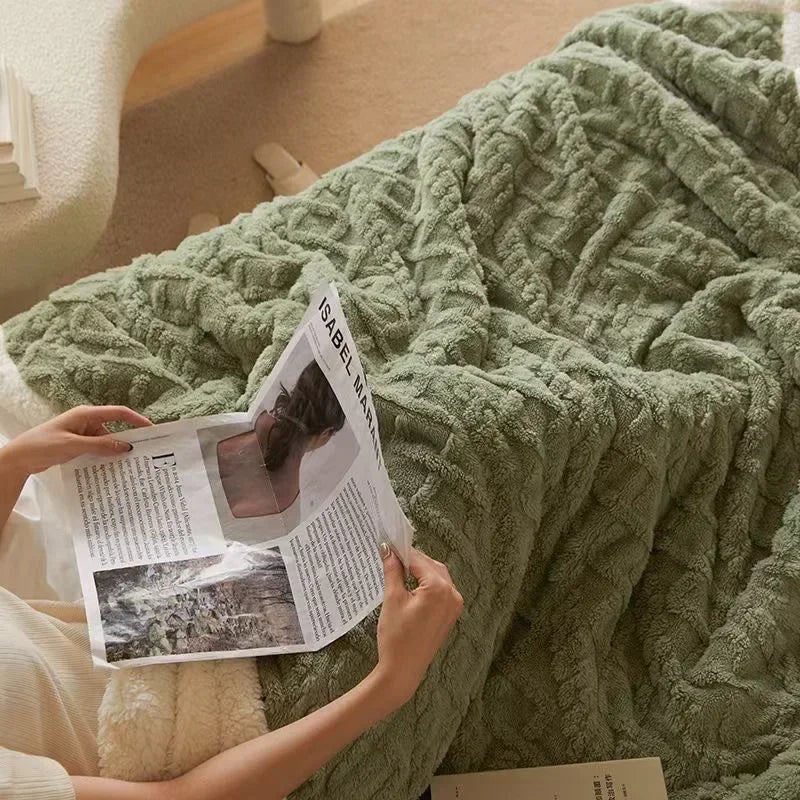 Hyggetæppe og vinterdyne i ét: tyk lammeuldsfleece sikrer varm komfort i boligen.