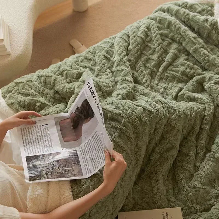 Hyggetæppe og vinterdyne i ét: tyk lammeuldsfleece sikrer varm komfort i boligen.