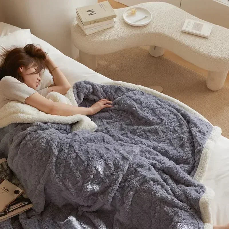Dansk design: Tyk lammeuldsfleece dyne, varm og blød, perfekt til hygge og soveværelse.