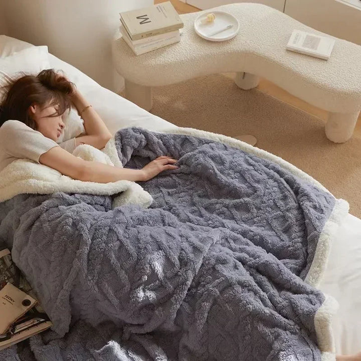 Dansk design: Tyk lammeuldsfleece dyne, varm og blød, perfekt til hygge og soveværelse.