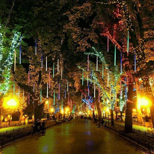 Dekorativt udendørs girlanderlys med LED, snefald effekt til julefest.