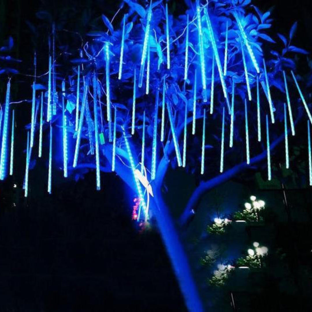 Udendørs julelys: LED girlander med snefald effekt, vejrbestandig design.