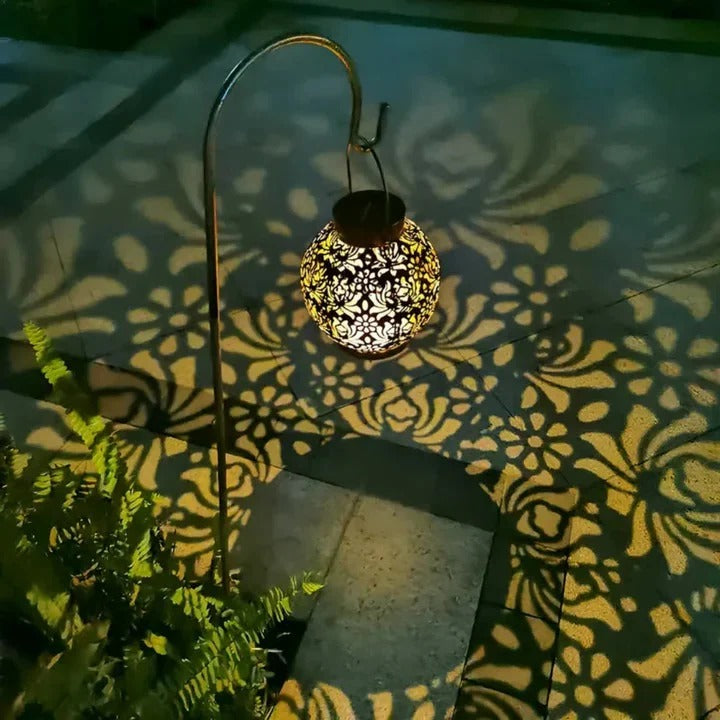Hængende Solar Glow udendørs lampe giver varmt stemningslys. Solcellelampe til have og terrasse; let at montere.