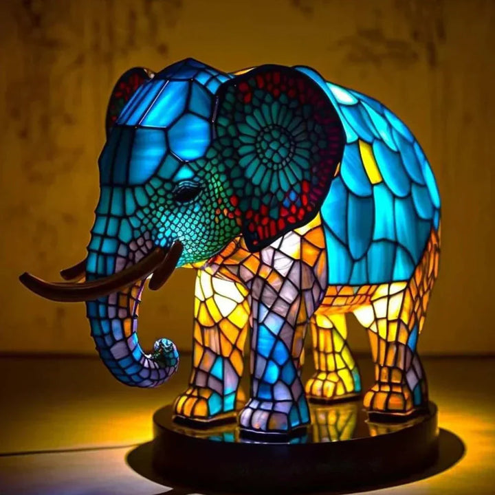 Stilren dekorativ bordlampe med kunstnerisk dyremotiv, giver blid og hyggelig belysning.