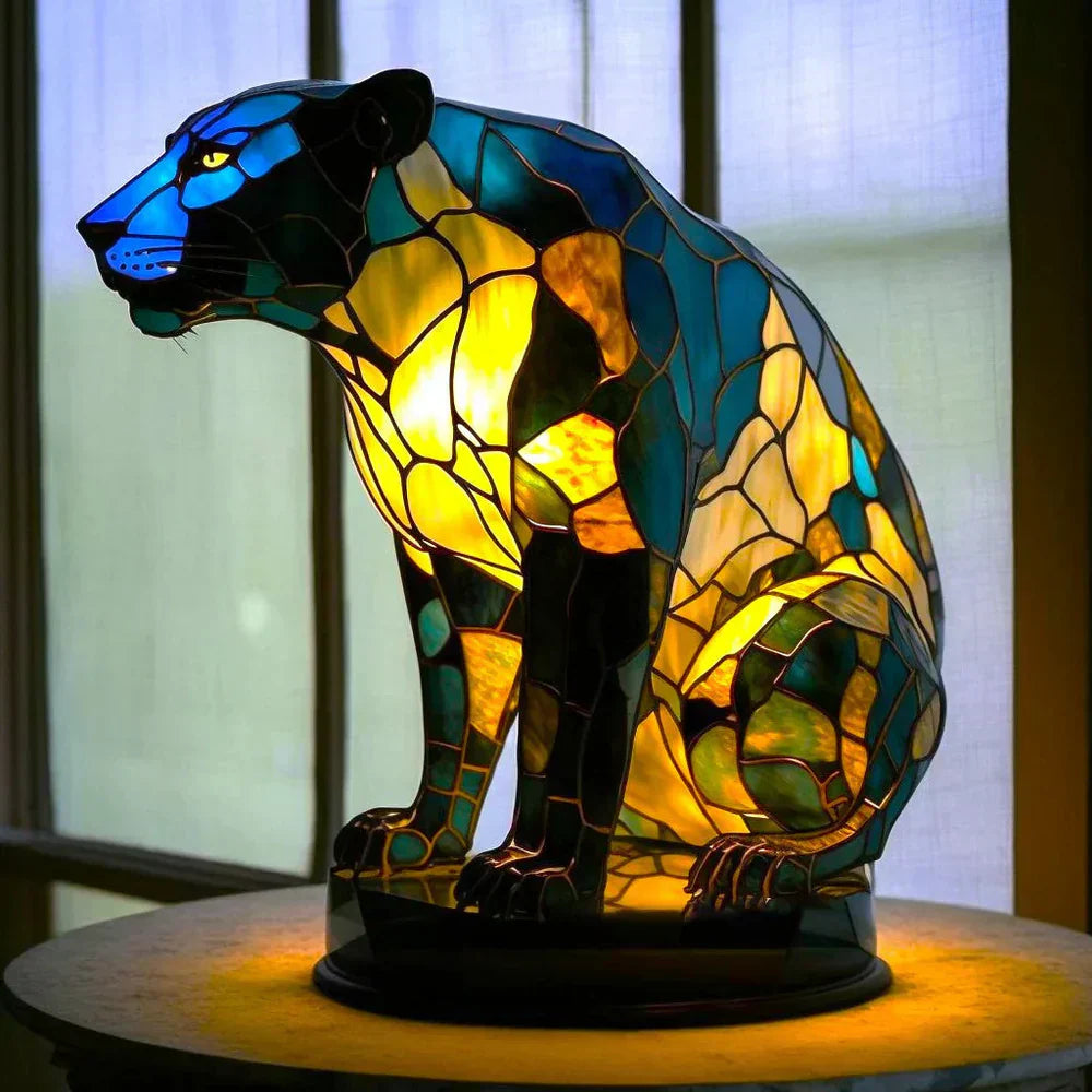 Elegant dyrelampe med unikt dyremotiv, giver stemningsfuldt lys som dekorativ bordlampe.