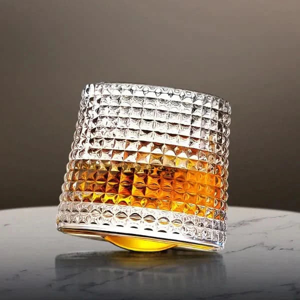 Unikt roterende whiskyglas i japansk Edo stil. Perfekt til luksuriøse drikkeoplevelser.