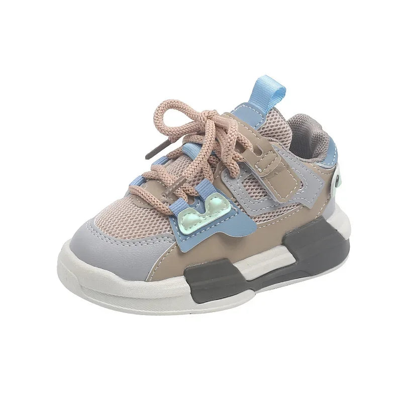 Unisex børnesneakers i lyserød/grå. Letvægts sportssko med skridsikker sål, perfekt til aktiv leg og hverdag.