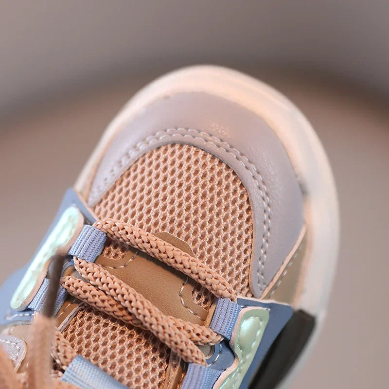 Åndbare, letvægts børnesneakers til piger og drenge. Fleksibel, skridsikker sål sikrer komfort under leg og sport.