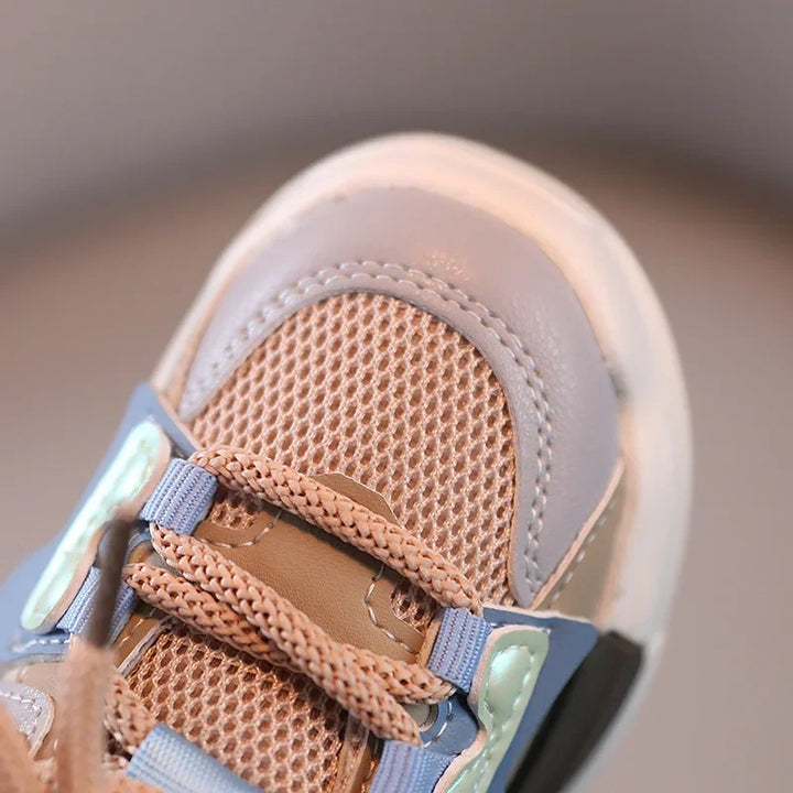 Åndbare, letvægts børnesneakers til piger og drenge. Fleksibel, skridsikker sål sikrer komfort under leg og sport.