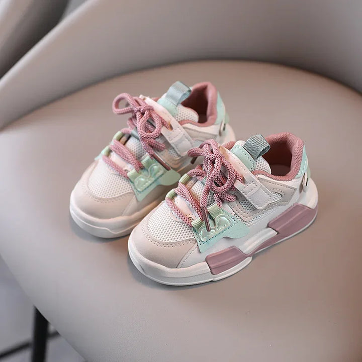 Grå og lyserøde unisex børne sportssko. Ideelle letvægtssko til hverdag, aktiv leg og udendørs aktiviteter.