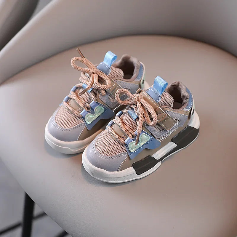 Fleksible børnesneakers med skridsikker sål, giver sikkert fodfæste til leg. Komfortable letvægtssko for aktive børn.
