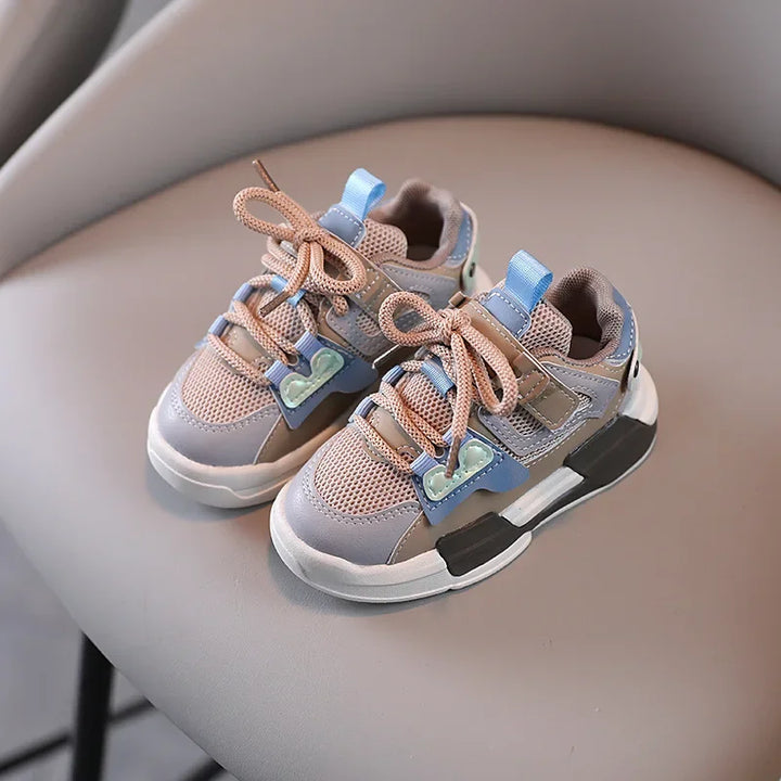 Fleksible børnesneakers med skridsikker sål, giver sikkert fodfæste til leg. Komfortable letvægtssko for aktive børn.