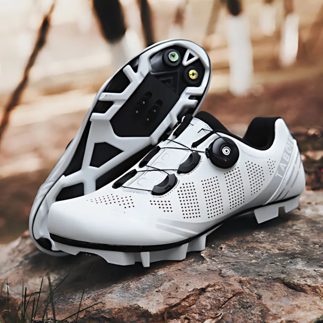 Stilfuld unisex cykelsko i sort med moderne design, leverer ortopædisk komfort og høj ydeevne.