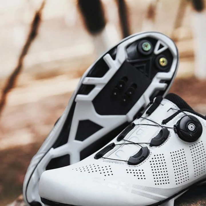 Unisex cykelsko med justerbar pasform, tilbyder ergonomisk fodstøtte og komfort til intens cykling.