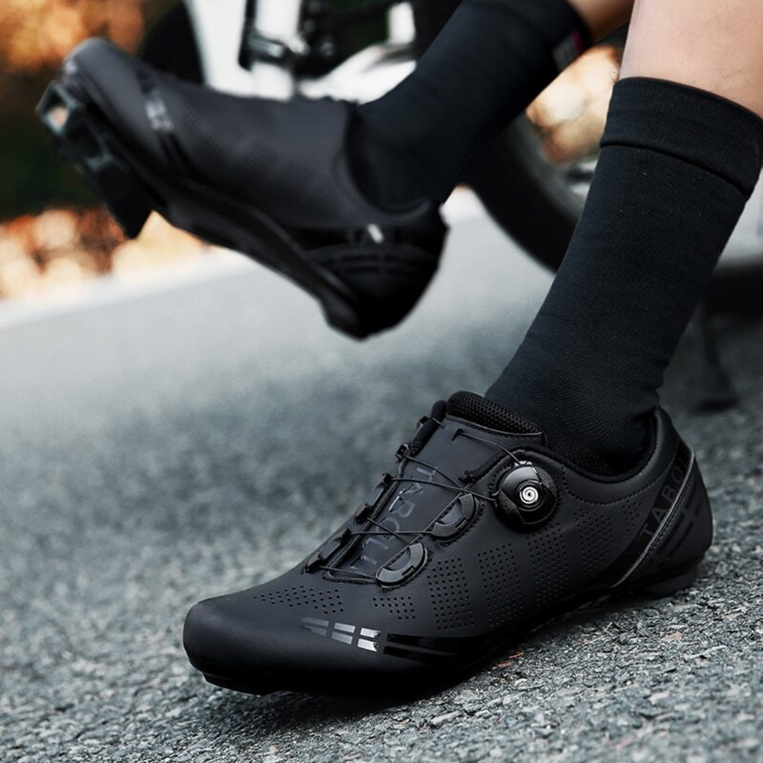 Detaljebillede af unisex cykelsko, fremviser robust design og åndbart materiale for ydeevne og komfort.