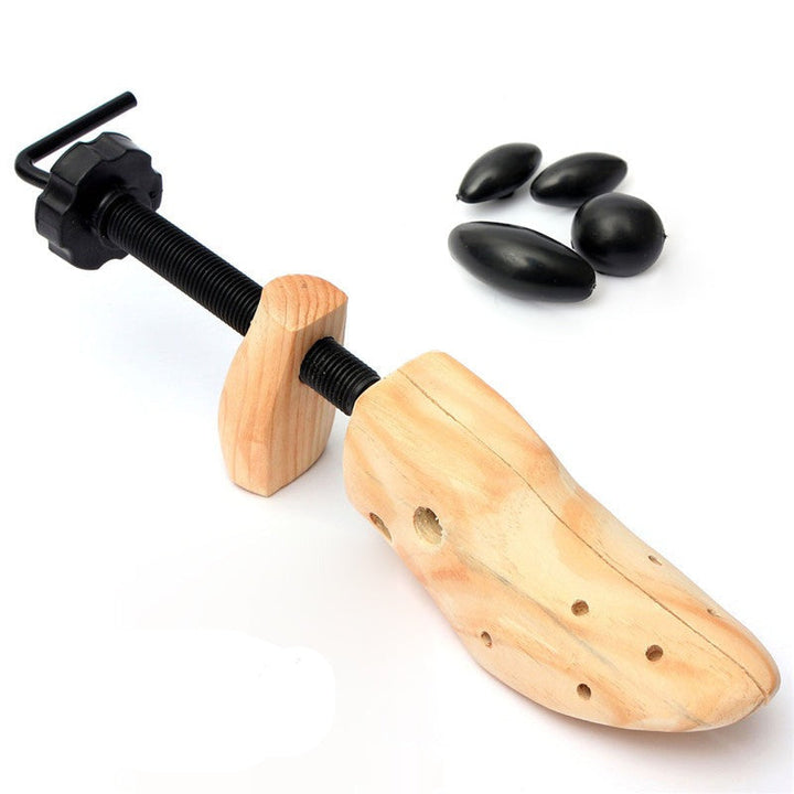 Stilren FlexFit skoform i trælook. Elegant tilbehør der plejer dine sko og opretholder deres originale form.