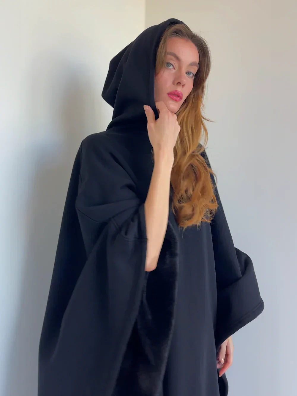 Et alsidigt unisex hoodie tæppe. Oplev ultimativ komfort, hygge og varme året rundt som hjemmetøj.