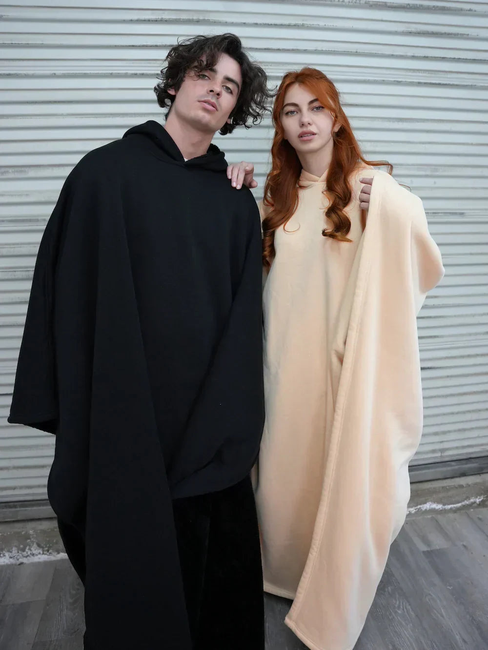 Hyggelig loungewear: Vores varme hoodie tæppe er ideelt til afslappede stunder og ultimativ hygge.