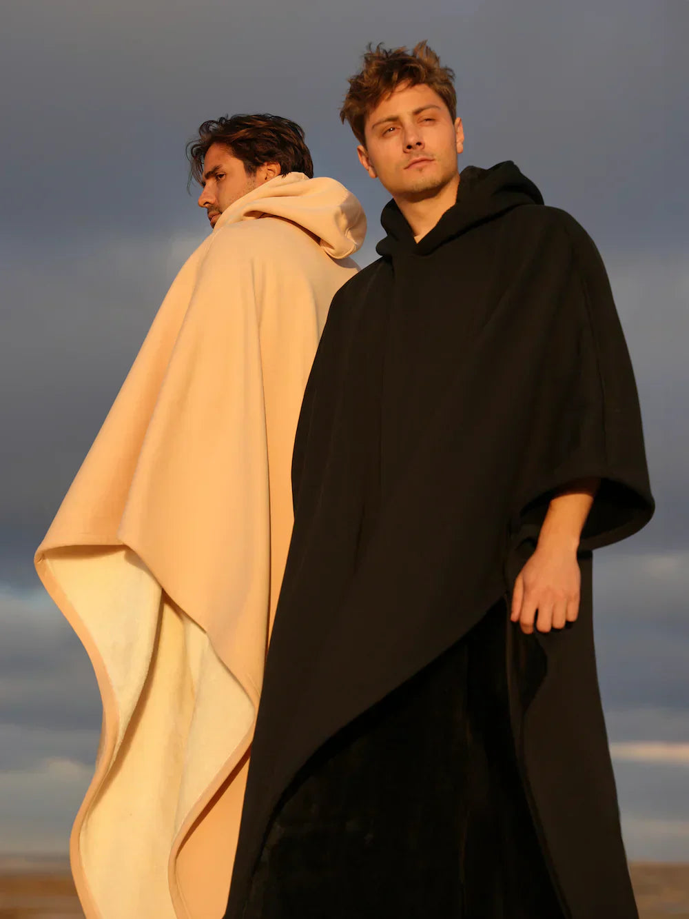 Afslappende unisex hoodie tæppe. Ultimativ komfort og hygge til en kold vinteraften. Perfekt tæppe.