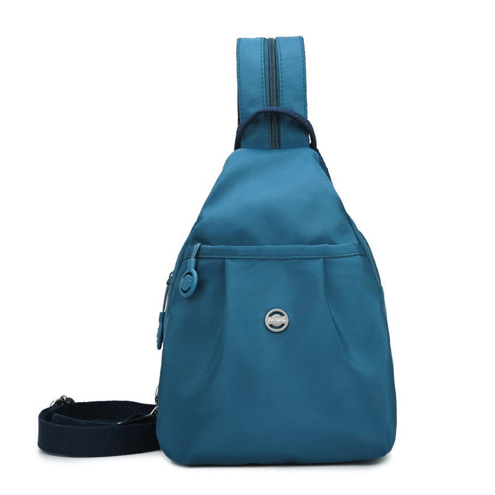 Frontbillede af den konvertible taske i oxfordstof, klar til brug som rygsæk, skuldertaske eller crossbody.