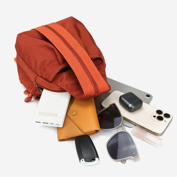 Multifunktionel taske i oxfordstof, der nemt omdannes fra rygsæk til skuldertaske eller crossbody. Perfekt til rejser.