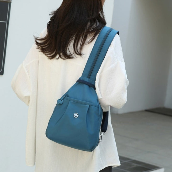 Stilfuld konvertibel rygsæk i oxfordstof, transformerer til en elegant skuldertaske eller crossbody. Unisex design.