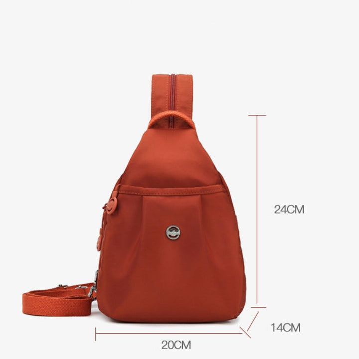 Unisex taske i oxfordstof, vist som rummelig rygsæk og kompakt crossbody. Ideel til alle formål.