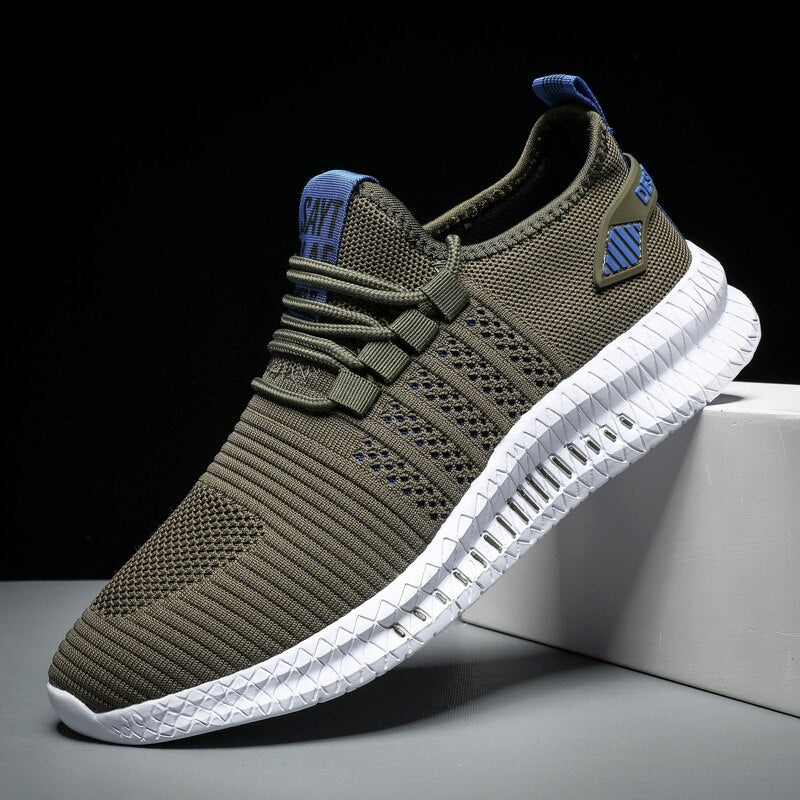 Unisex letvægts sportssneakers i moderne design med åndbar overdel og snørelukning for optimal komfort.